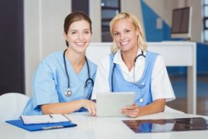 Практикующие медсестры отличаются от дипломированных медсестер