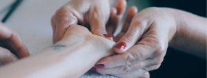 Увлажнение рук для улучшения здоровья ногтей